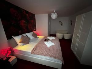 Postel nebo postele na pokoji v ubytování BUTIK Hotel 350m od plaży