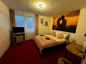 TV a/nebo společenská místnost v ubytování BUTIK Hotel 350m od plaży