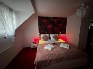 Postel nebo postele na pokoji v ubytování BUTIK Hotel 350m od plaży