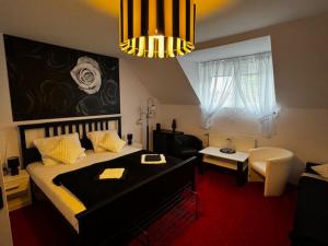 Postel nebo postele na pokoji v ubytování BUTIK Hotel 350m od plaży