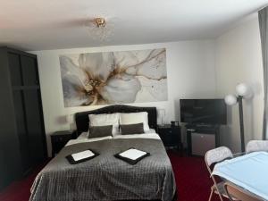 Postel nebo postele na pokoji v ubytování BUTIK Hotel 350m od plaży