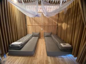 En eller flere senge i et værelse på Homestay Tay Eco House