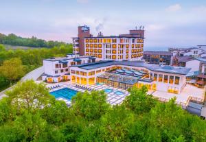 an overhead view of a building with a swimming pool at Narven Wellness & Thermal Hotel in Yukarımahalle