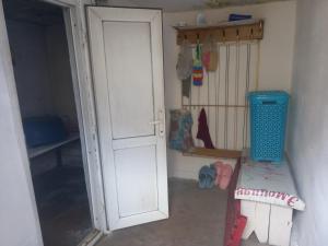 eine offene Tür in einem Zimmer mit einer Tür in der Unterkunft Акбермет in Bokonbayevo