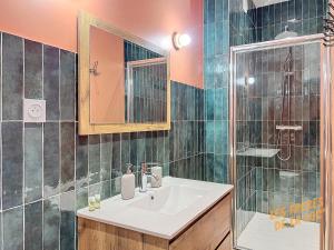 een badkamer met wastafel en douche bij Magnifique Studio - Hyper Central & Climatisation - Les Frères de la Loc' in Marseille +22 foto's