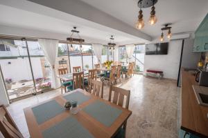 Μια τηλεόραση ή/και κέντρο ψυχαγωγίας στο Thaya Rooms