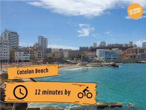 een uitzicht op een strand met twee straatborden bij Magnifique Studio - Hyper Central & Climatisation - Les Frères de la Loc' in Marseille