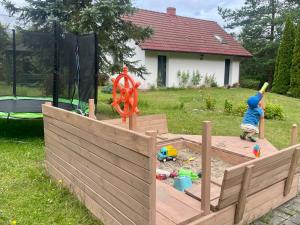 Vonkajšia záhrada v ubytovaní Dowiośnie - domek w Wielu
