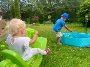 Deti v ubytovaní Dowiośnie - domek w Wielu