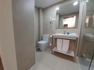 Ένα μπάνιο στο Eco Alcalá Suites +30 φωτογραφίες