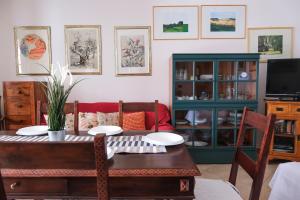 Un comedor con una mesa y un televisor. en Casa di Laura, en Monopoli