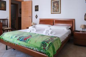 Un dormitorio con una cama con toallas blancas. en Casa di Laura, en Monopoli