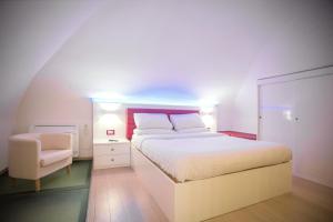 une chambre avec un grand lit et une chaise dans l'établissement Pantheon Luxury Apartment, à Rome
