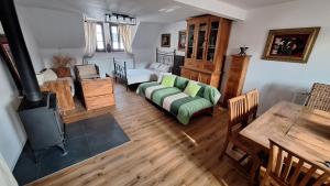 捷克利帕Leipa Apart的客厅里有一张绿色的沙发和一张桌子 更多68张照片