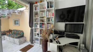 TV a/nebo společenská místnost v ubytování La Cabane en bord de mer Cavalaire sur mer