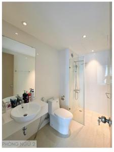Ένα μπάνιο στο Green Bay Premium Ha Long homestay near Marina beach - Căn hộ chung cư cao cấp 2 phòng ngủ hướng vịnh Hạ Long