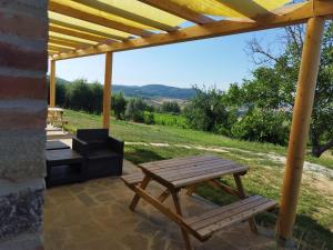 patio con tavolo da picnic in legno e griglia di Agriturismo Eco-Pescaia a Montepulciano a Montepulciano
