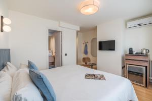 TV a/nebo společenská místnost v ubytování Granada Suites by Olala Homes