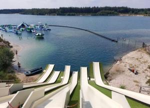 un gruppo di imbarcazioni in una cassa d’acqua di Chalet bij Lente van Drenthe nabij meer a Gasselte