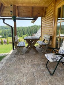 Rõdu või terrass majutusasutuses Brvnare Sekulic