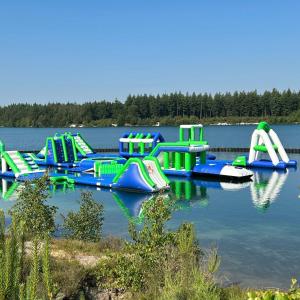 una fila di scivoli gonfiabili in acqua di Chalet bij Lente van Drenthe nabij meer a Gasselte