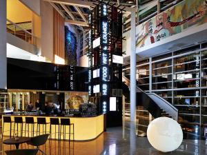 a restaurant with a bar in a building at Pullman Sao Paulo Vila Olimpia in Sao Paulo
