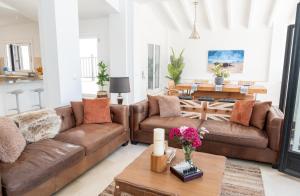 ein Wohnzimmer mit zwei braunen Sofas und einem Tisch in der Unterkunft Casa Trebol - Private Pool Villa in San Javier