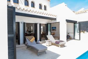 eine Terrasse mit zwei Stühlen und einem Tisch in der Unterkunft Casa Trebol - Private Pool Villa in San Javier