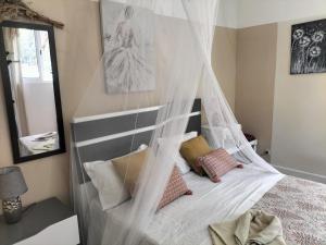 ein Schlafzimmer mit einem Himmelbett mit Kissen darauf in der Unterkunft Sea Mountain House in Machico
