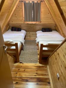 two beds in the attic of a wooden cabin at Brvnare Sekulic in Sekulić 
