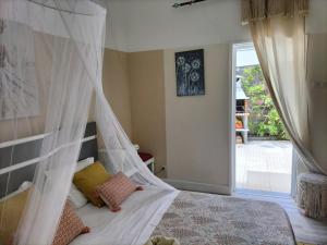 ein Schlafzimmer mit einem Bett mit Moskitonetz in der Unterkunft Sea Mountain House in Machico