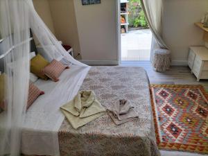 ein Schlafzimmer mit einem Bett mit Handtüchern darauf in der Unterkunft Sea Mountain House in Machico + 66 Fotos