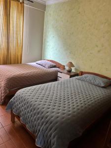 a bedroom with two beds in a room at Amplio y cómodo departamento in Cochabamba
