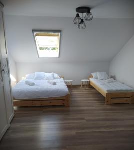 Ένα ή περισσότερα κρεβάτια σε δωμάτιο στο Apartamenty LilaRóż