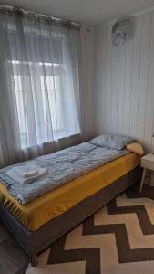 a bed in a room with a window at Duzy apartament w centrum Ålesund in Ålesund