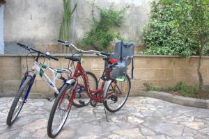 two bikes are parked next to a wall at Messer Salentino in Barbarano