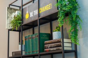 Knihovna v apartmánu