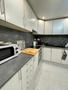Η κουζίνα ή μικρή κουζίνα στο El rincón Del Prado apartamento con 4 AC +18 φωτογραφίες