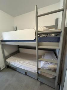 Postel nebo postele na pokoji v ubytování Appartement studio 4 personnes dans résidence avec piscine
