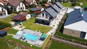 Bazén v ubytování Apartmánové domy Lipno 1 nebo v jeho okolí