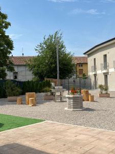 a park with a bench and a picnic table at AGRITURISMO LE GHIRLANDE in Valeggio sul Mincio