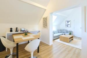 a living room with a table and a couch at Le cottage de la Verte Voie in Wavre