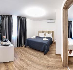 Ένα ή περισσότερα κρεβάτια σε δωμάτιο στο Hotel Emma +32 φωτογραφίες