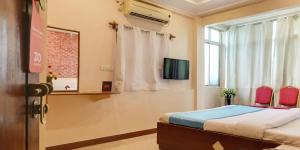 TV a/nebo společenská místnost v ubytování Hotel Tushar + 14 fotografií