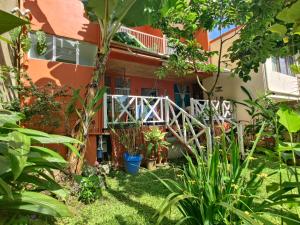 a garden in front of a house at Casa de Lis Hotel & Tourist Info Centre in Turrialba