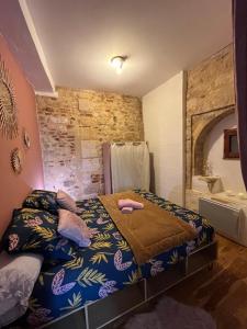 Un dormitorio con una cama y un baño con bañera. en Le Pink Lady Appartement centre historique de Bergerac, en Bergerac