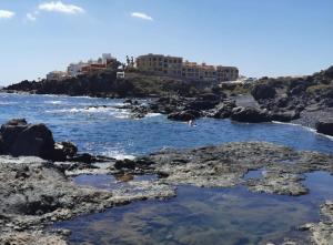 ロス・アブリゴスにあるBlueHorizon Havenの岩からの海の眺め