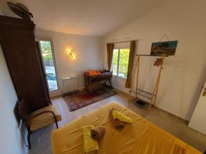 - une chambre avec un lit jaune et un bureau dans l'établissement Maison d'architecte vue mer, à Carry-le-Rouet