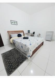 a bedroom with a bed and a table and chairs at Studio 01 Quarto 3 in São José dos Campos