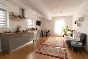 Khu vực ghế ngồi tại Urban Six Apartments